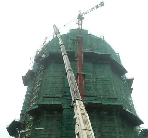 向阳吊车在工地上作业